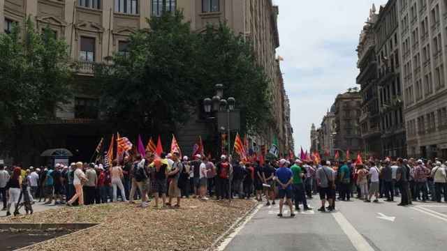 Trabajadores del metal en un acto de protesta el lunes pasado ante Foment del Treball, la casa madre de UPM.