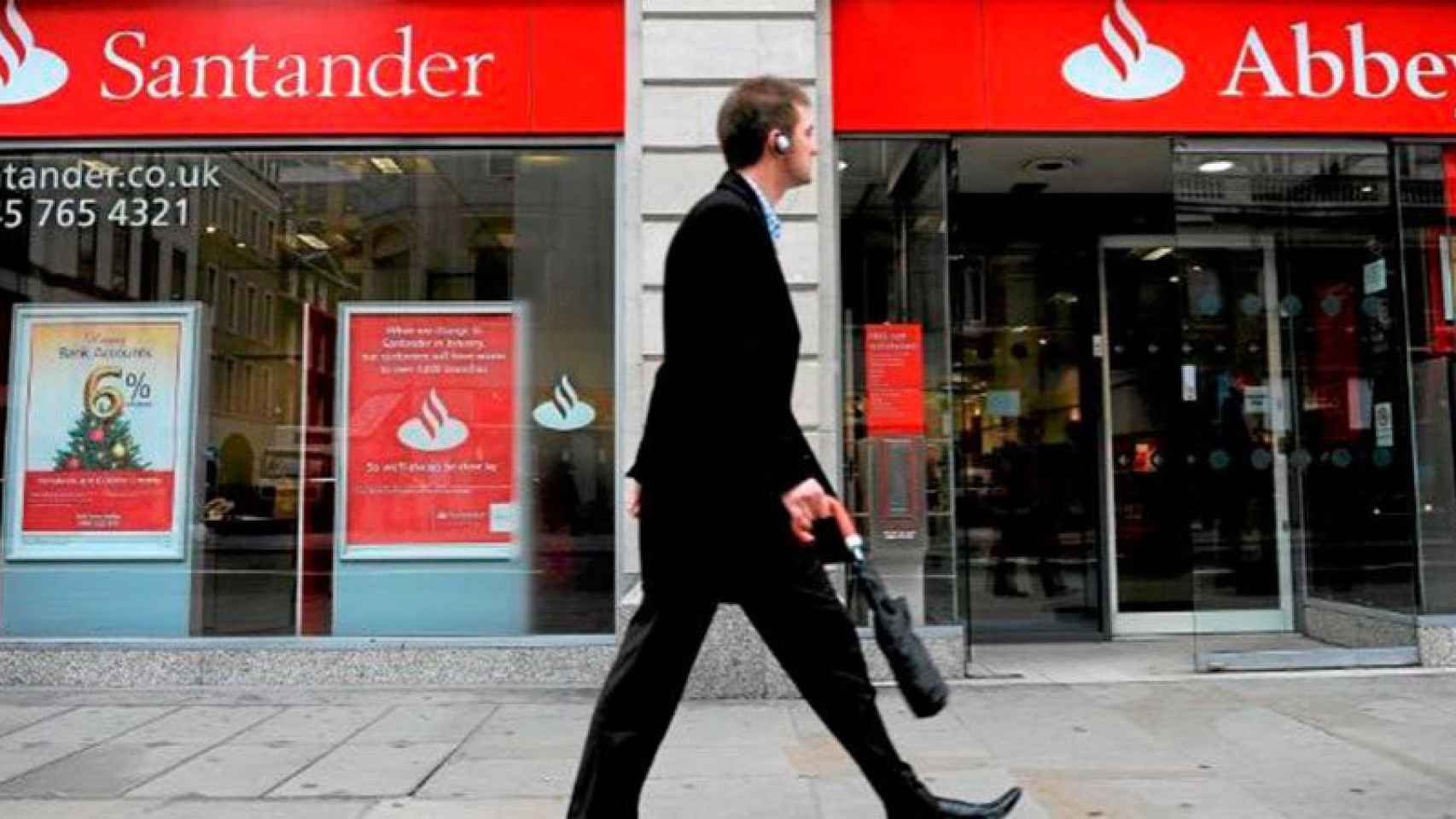 El Banco Santander cerrará 450 oficinas en España y reformará 350 más.