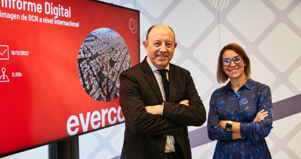 De izquierda a derecha: Gonzalo Bernardos, economista y colaborador de Crónica Global, y Lola Estevan, directora de la oficina de Evercom en Barcelona / CEDIDA