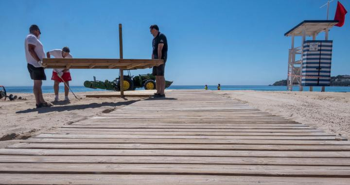 Los concesionarios de la Playa de Palmanova, en Calvià, inician los trabajos para la instalación de acceso / EFE