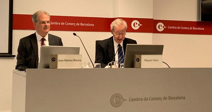 El presidente de la Cámara de Comercio de Barcelona, Miquel Valls (d), y el responsable de estudios económicos, Joan Ramón Rovira (i) / CG