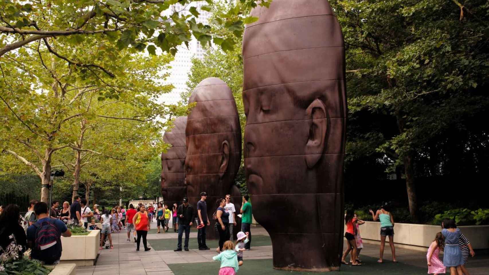 Esculturas de Jaume Plensa en el Millennium Park de Chicago.