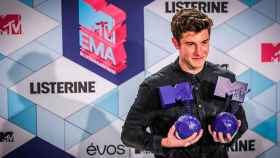 Shawn Mendes posa con los dos premios que consiguió en los MTV EMA el domingo / EFE