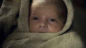 Jon Snow recién nacido en la visión de Bran Stark que confirma su origen.