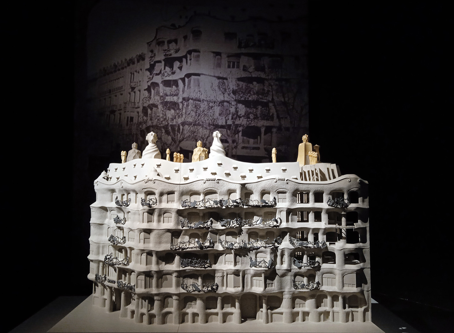 Una espectacular maqueta de La Pedrera preside una de las salas de la exposición 'Gaudí' / YOLANDA CARDO - CG