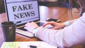 Una usuaria encuentra fake news y desinformación en la red / PIXABAY