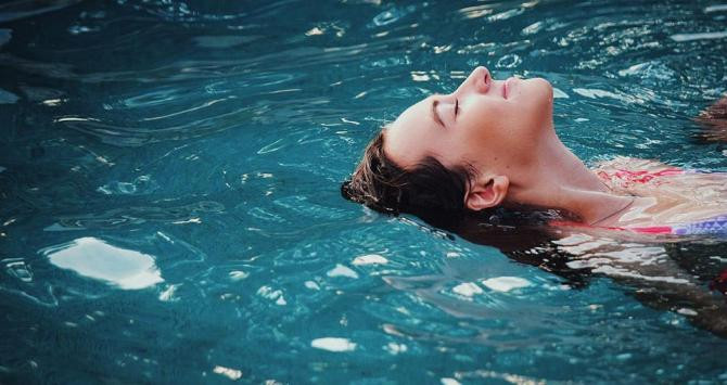La piscina, la playa y las altas temperaturas afectan negativamente a la salud del pelo / OLAPLEX