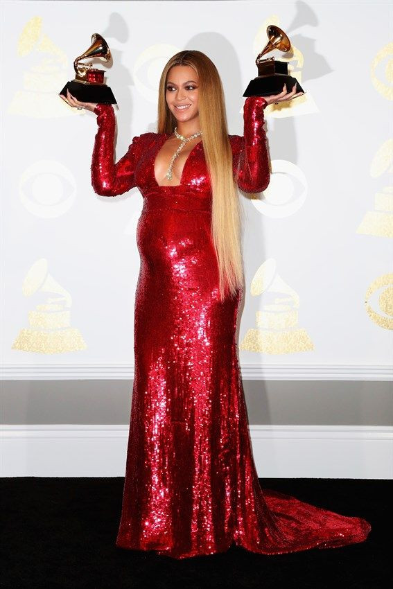 La cantante, en una entrega de premios, con un vestido rojo largo / EP