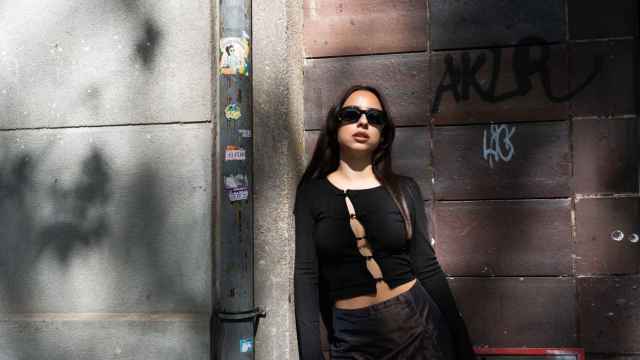 Posado de Neisha en las calles de Barcelona / LUIS MIGUEL AÑÓN