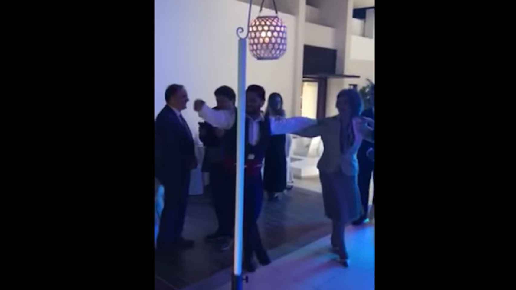 Una foto de la Reina Sofía bailando en una fiesta