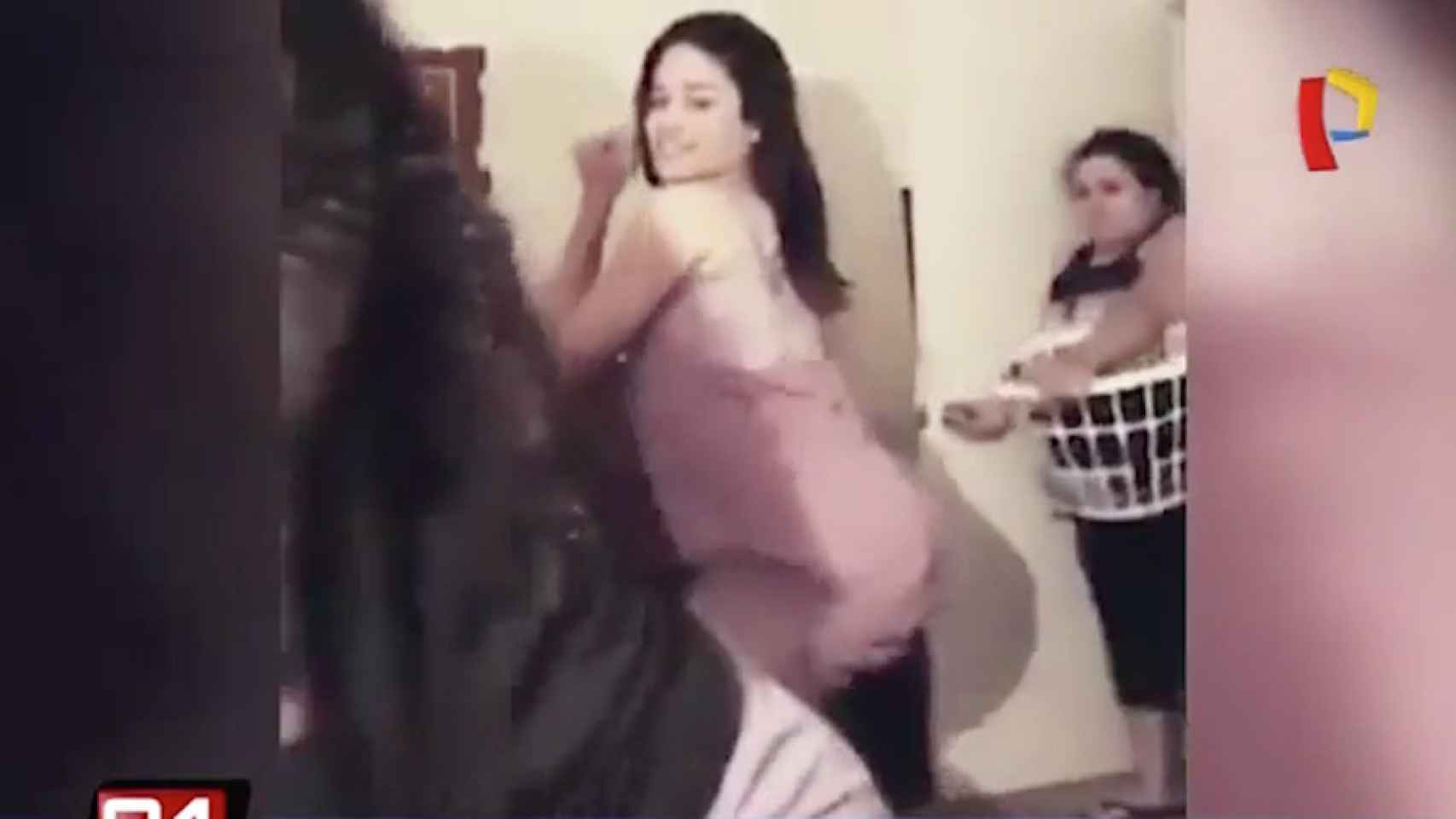 Una foto de las dos hijas bailando twerking cuando su madre entra en la habitación