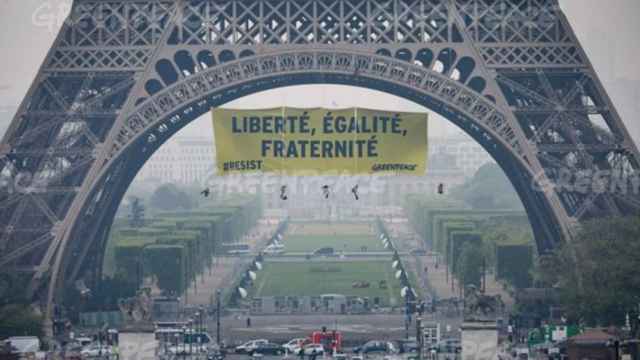 Los ecologistas de Greenpeace se cuelgan de la Torre Eiffel para protestar contra Le Pen