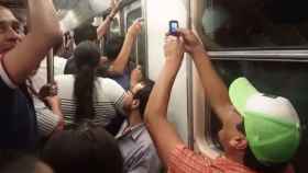 Los pasajeros grababan mientras otros saltaban del metro / Facebook