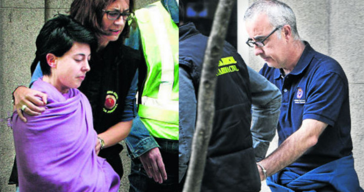 Rosario Porto y Alfonso Basterra durante los registros policiales tras el asesinato de Asunta / EFE