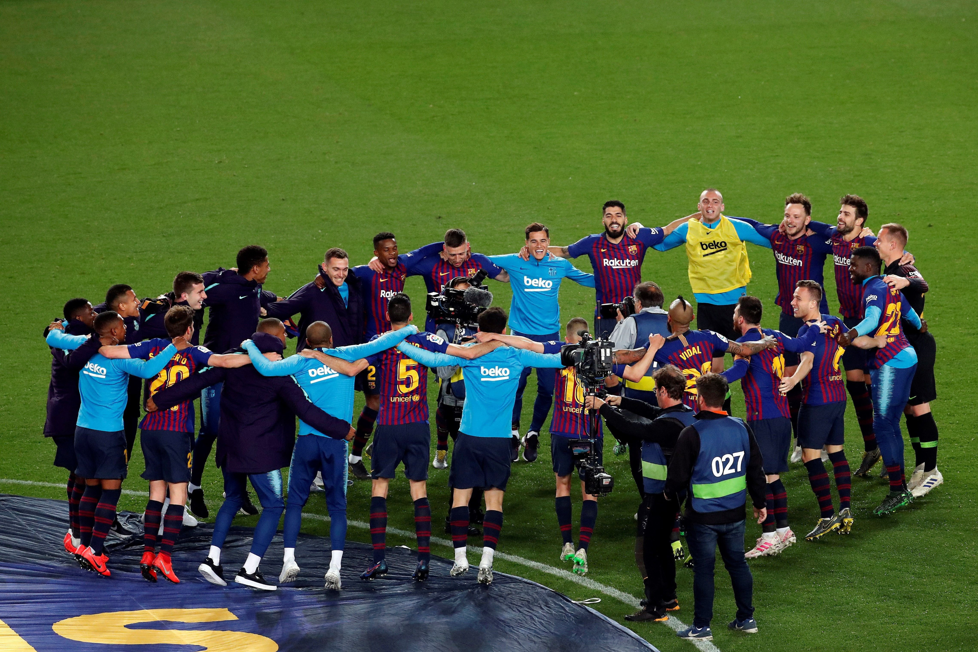 Los jugadores del Barça celebran el título de Liga de 2019 en el Camp Nou / EFE