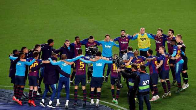 Los jugadores del Barça celebran el título de Liga de 2019 en el Camp Nou / EFE