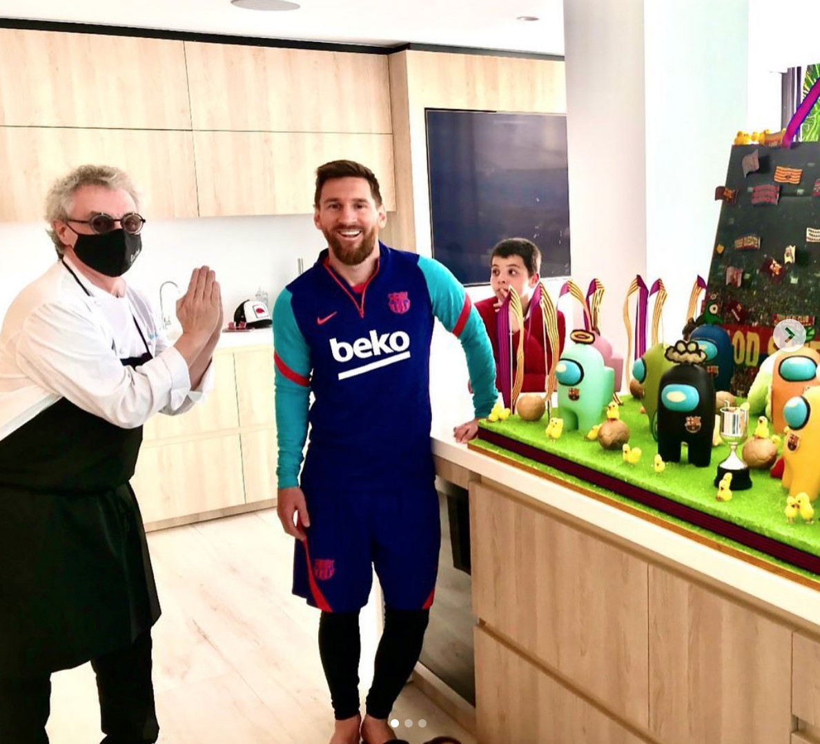 Escribà entrega la mona más grande del mundo a Leo Messi