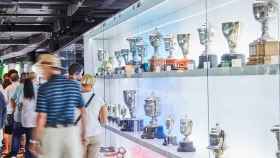 Aficionados visitando el Museo del Barça / FCB