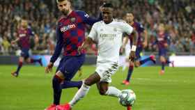 Piqué, contra Vinicius en un Real Madrid-Barça | EFE