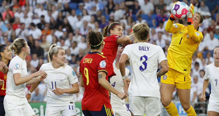 Las jugadoras de España, intentando ganar un balón aéreo, en el cruce contra Inglaterra / EFE