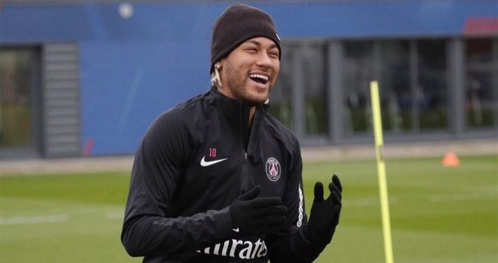 Neymar, feliz en un entrenamiento del PSG | EFE