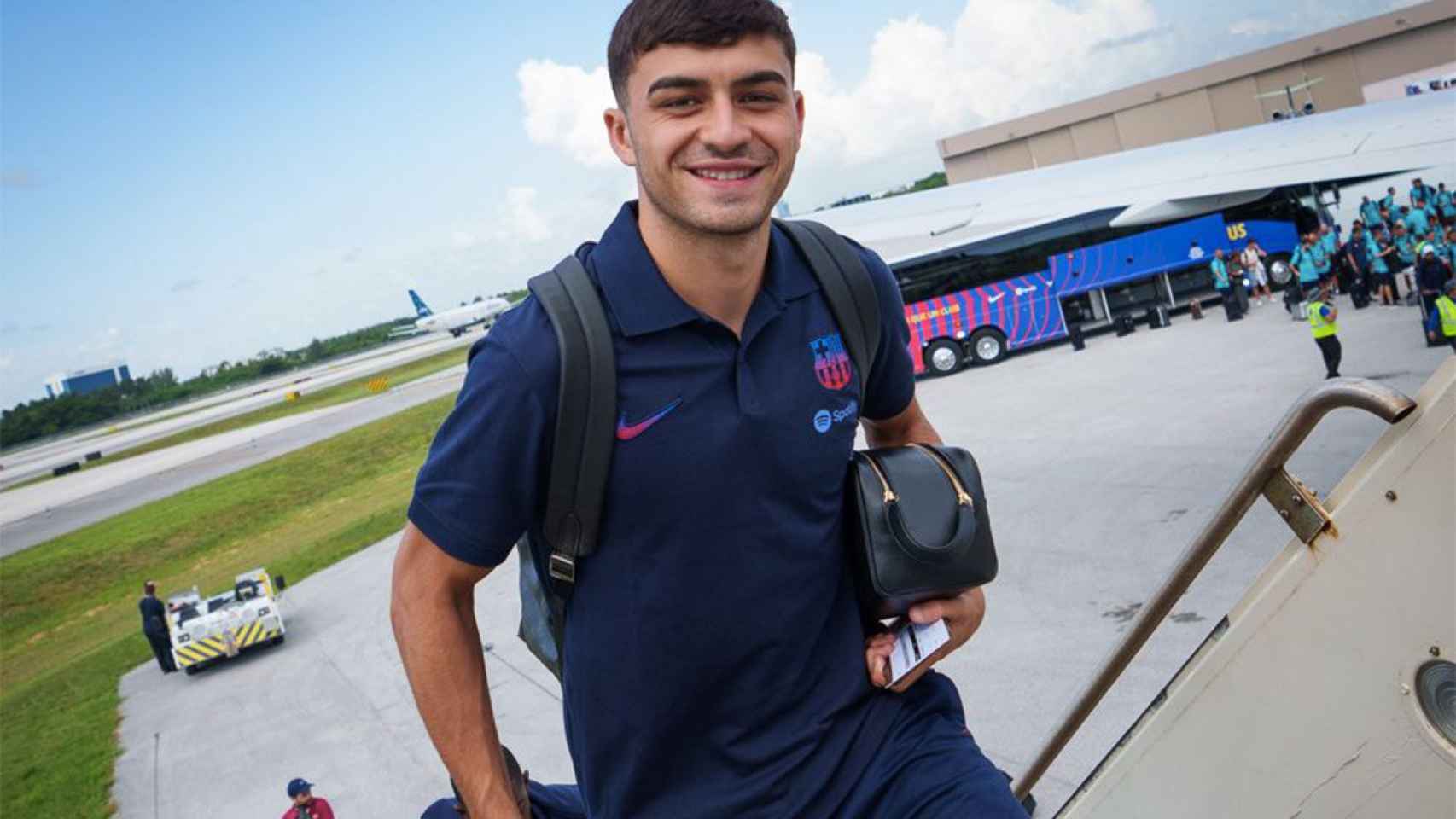 Pedri, sonriente antes de entrar en el avión privado del FC Barcelona / FCB