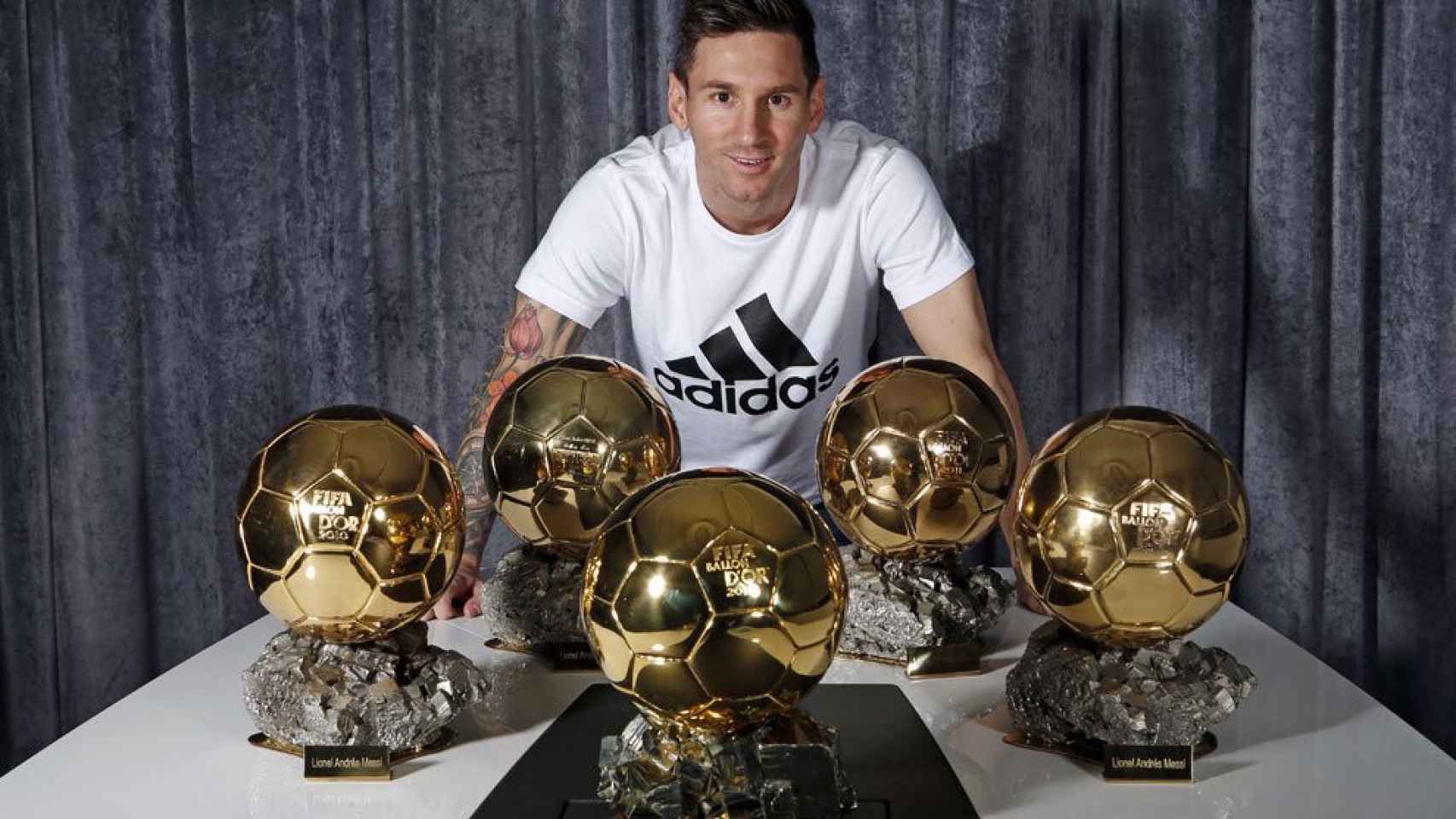 Leo Messi posando con sus cinco Balón de Oro / EFE