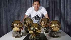 Leo Messi posando con sus cinco Balón de Oro / EFE