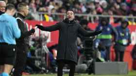 Xavi protesta a uno de los árbitros en el triunfo del Barça contra el Girona / EFE