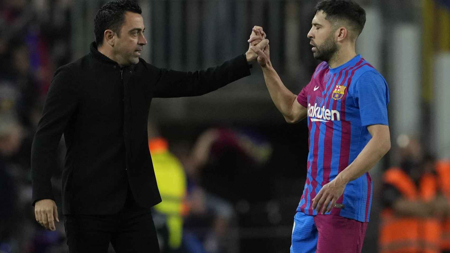 Xavi choca la mano con Jordi Alba / FCB