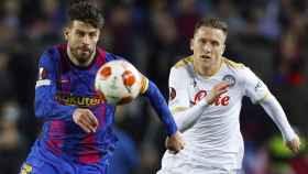 Piqué disputa un balón a Zielinski, autor del gol del Nápoles contra el Barça en el Camp Nou / EFE