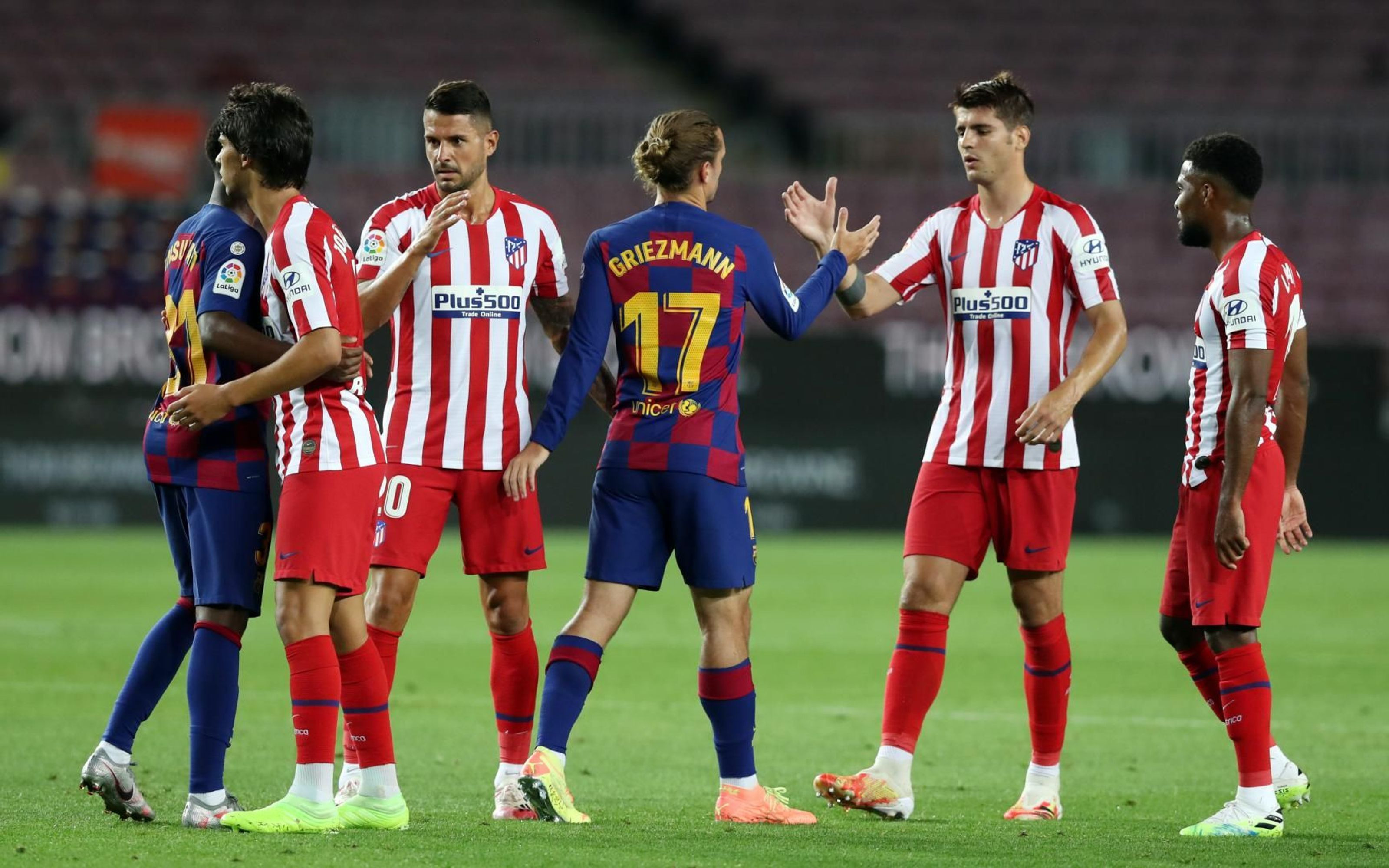 Griezmann saludando a sus excompañeros del Atlético de Madrid / FC Barcelona
