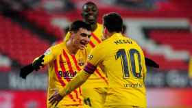 Pedri, celebrando un gol con Messi y Dembelé / EFE
