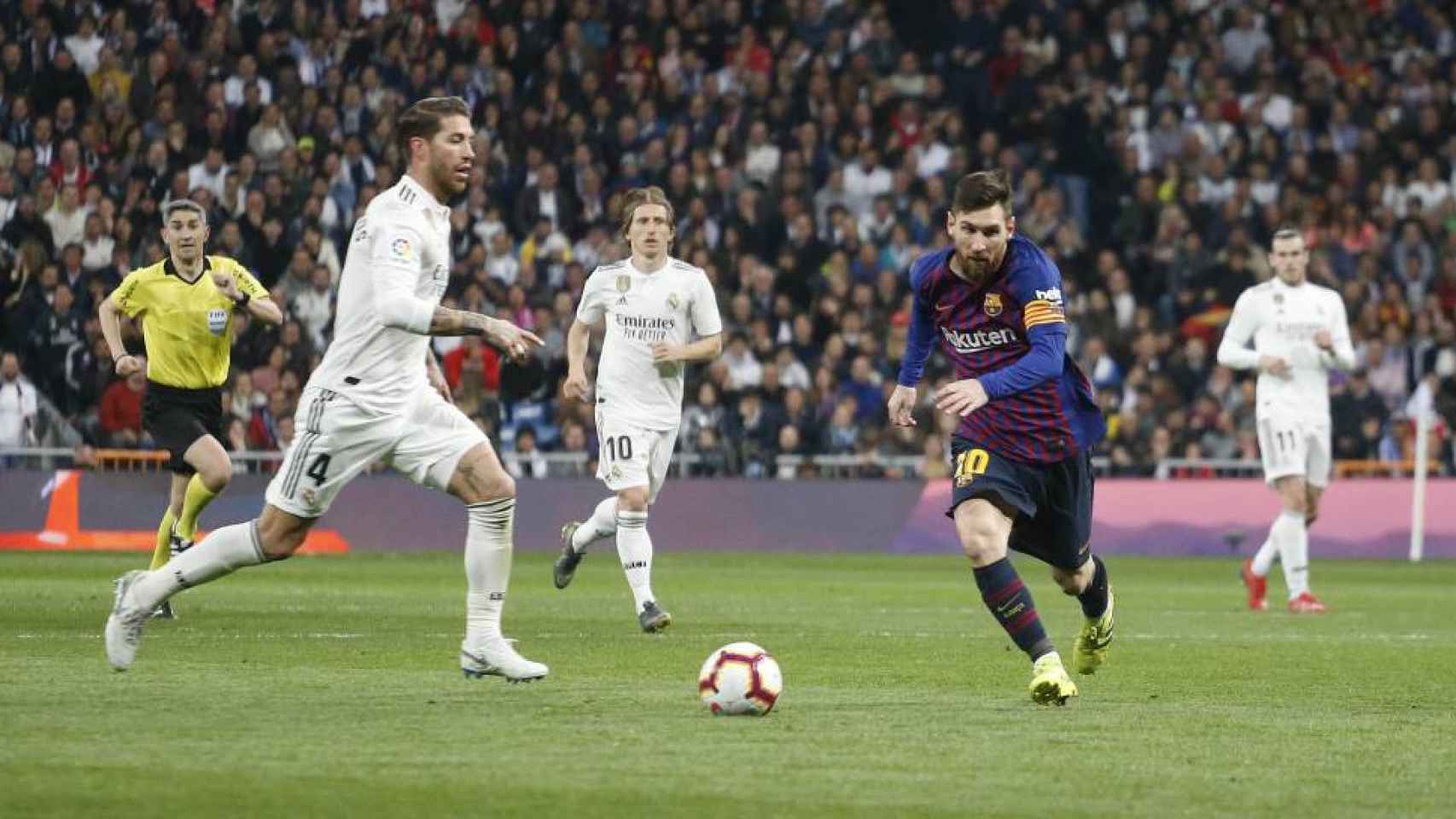 Leo Messi disputando un balón con Sergio Ramos / EFE