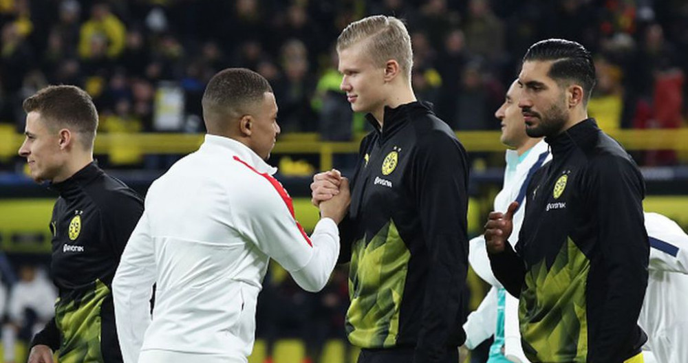 Kylian Mbappé y Erling Haaland saludándose en un Borussia Dortmund-PSG / EFE
