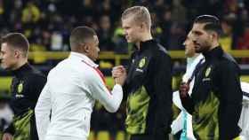 Kylian Mbappé y Erling Haaland saludándose en un Borussia Dortmund-PSG / EFE