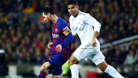 Leo Messi con Casemiro en el último clásico EFE