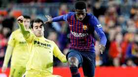 El delantero francés del FC Barcelona, Ousmane Dembelé (d), lucha con el centrocampista del Villareal CF Manu Triqueros (i) / EFE