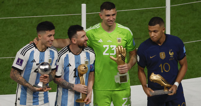 Enzo Fernández, Leo Messi, Dibu Martínez y Kylian Mbappé, galardonados por la FIFA / EFE