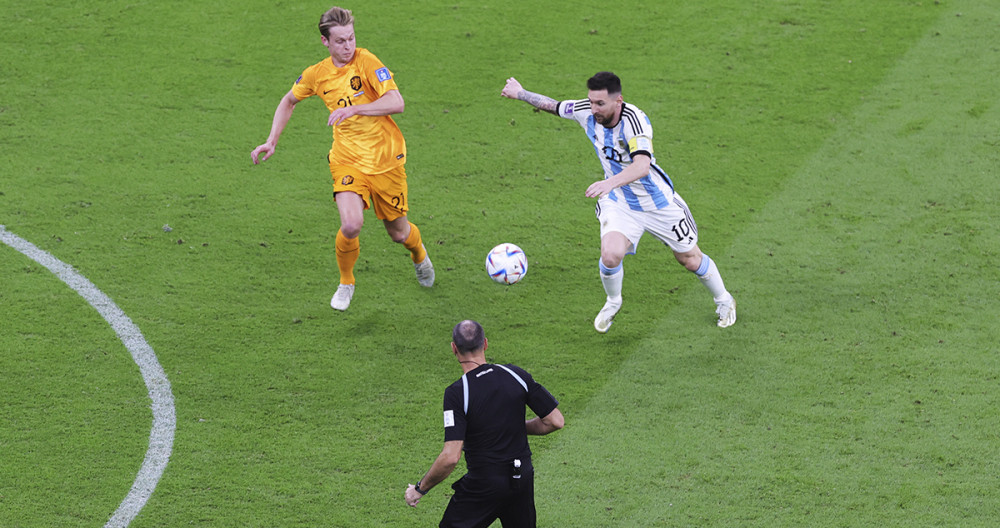 La disputa de balón entre Frenkie de Jong y Leo Messi / EFE