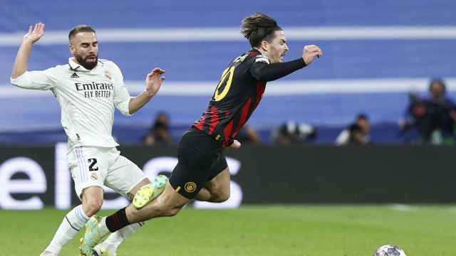 Carvajal comete una falta sobre Grealish en el Real Madrid-Manchester City / EFE