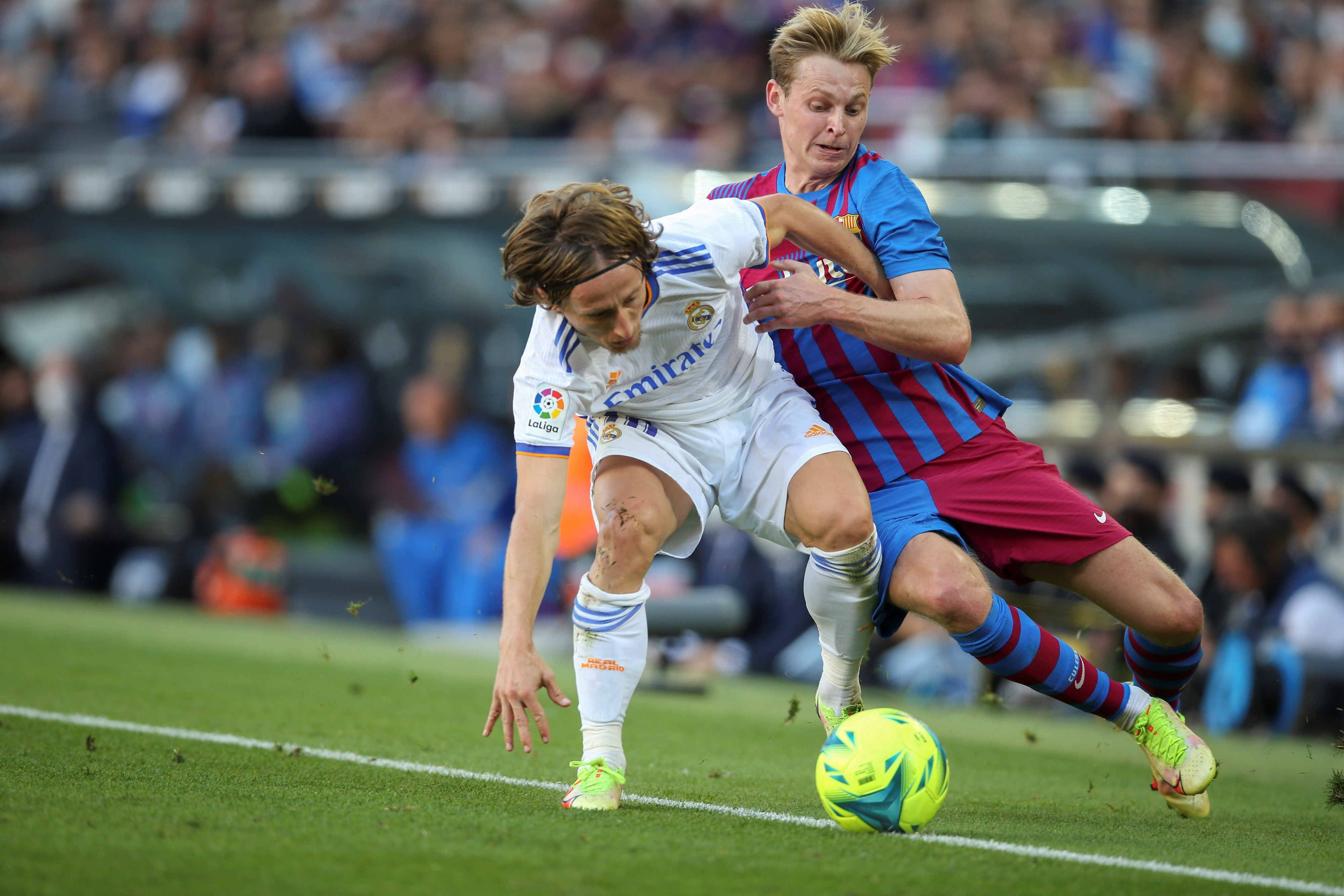 Modric, una de las vacas sagradas del Real Madrid, y De Jong disputan un balón en el Camp Nou / EFE