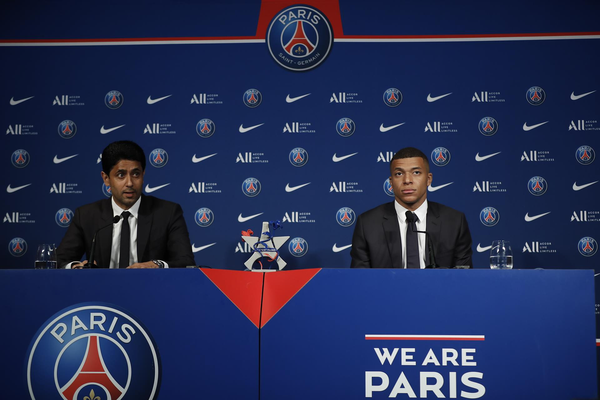 Al Khelaifi y Mbappé, en la rueda de prensa para anunciar la renovación del futbolista por el PSG / EFE