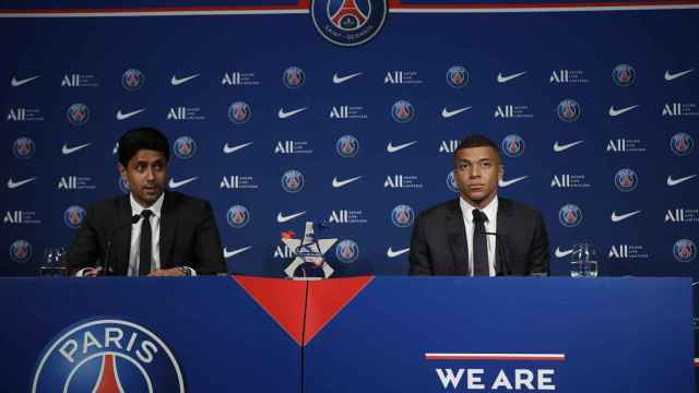 Al Khelaifi y Mbappé, en la rueda de prensa para anunciar la renovación del futbolista por el PSG / EFE