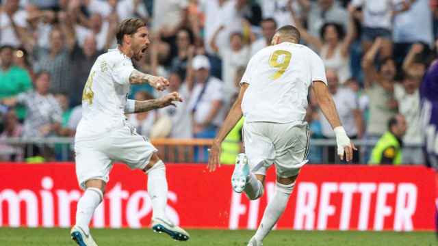 Una foto de Karim Benzema celebrando su gol ante el Valladolid con Sergio Ramos / EFE