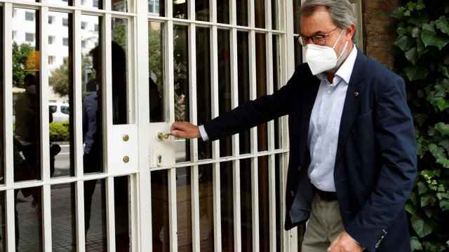 El expresidente Artur Mas, en la puerta del edificio de General Mitre, donde vive Jordi Pujol / EFE