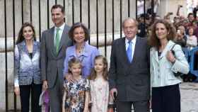 La familia Real en su conjunto, con el Rey emérito Juan Carlos I, y el actual jefe de Estado, Felipe VI