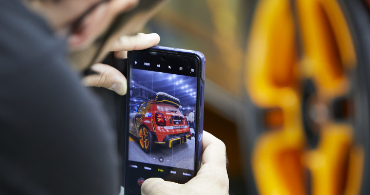 Un hombre hace una foto con el móvil a un coche expuesto / FIRA DE BARCELONA