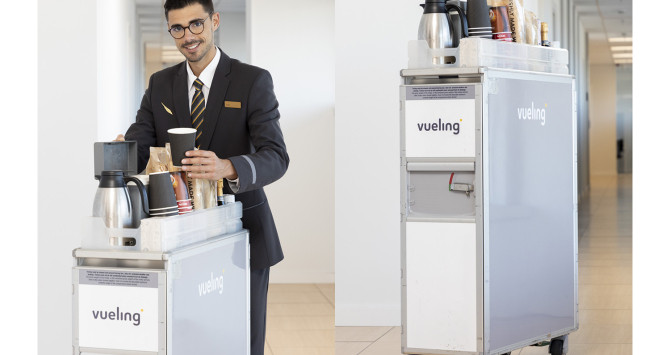 Vueling ha renovado su flota de ‘trolleys’ de catering y recogida de residuos / VUELING