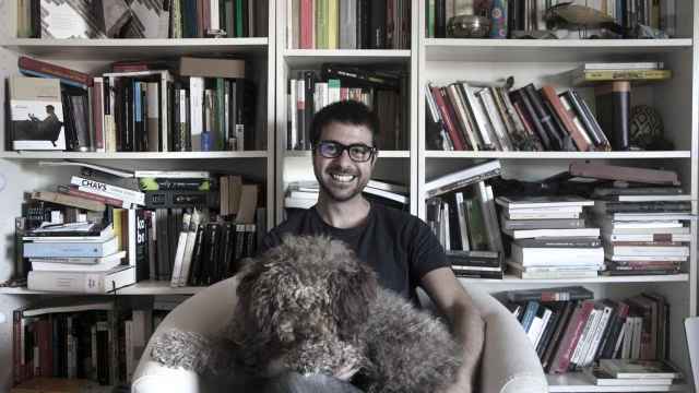 Daniel Moreno, editor de Capitán Swing, en su casa de Madrid / CRISTINA CANDEL